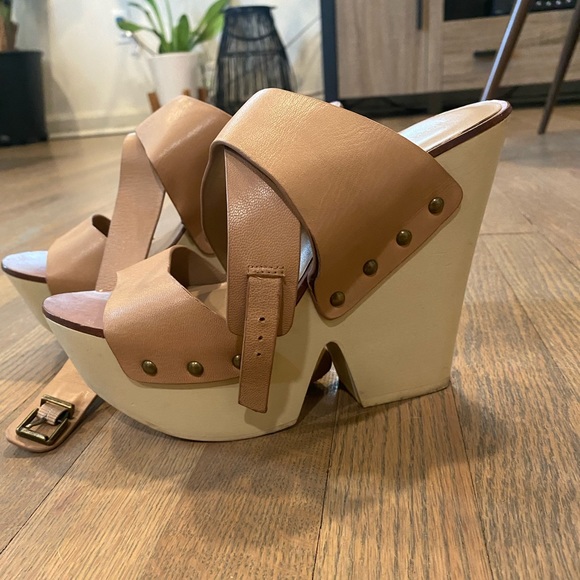 BCBG Runway Wedge - Picture 9 of 9